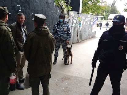 Policiais russos na Universidade Estatal de Perm, na Rússia, cenário do massacre desta segunda-feira.