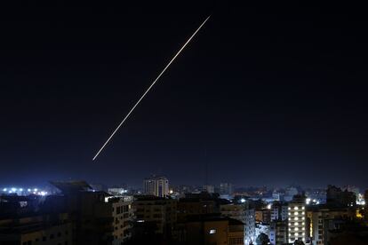 Estela de una cohete lanzado desde Gaza, este viernes.