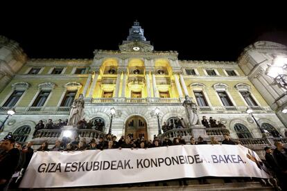 La cabecera de la manifestaci&oacute;n posa en el ayuntamiento de Bilbao con la pancarta donde se lee el lema de la marcha &#039;Giza eskubideak. Konponbidea. Bakea&#039; (Derechos humanos. Soluci&oacute;n. Paz)