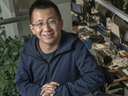 Zhang Yiming, fundador de ByteDance, donde posa en su sede en Pekín en 2019.