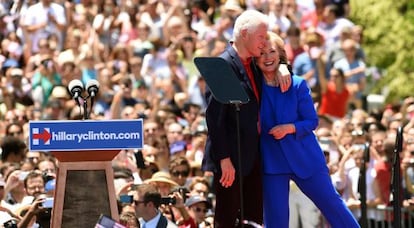 Hillary Clinton, en el primer míting de campanya, amb el seu marit.