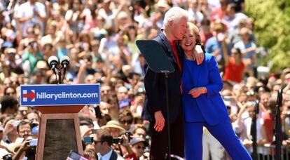 Hillary Clinton, en el primer míting de campanya, amb el seu marit.