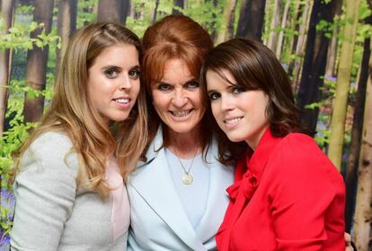 Sarah Ferguson, con sus hijas Beatriz y Eugenia.