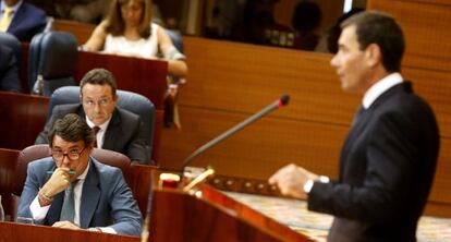 Tom&aacute;s G&oacute;mez e Ignacio Gonz&aacute;lez, a la izquierda, en la segunda jornada del Debate del estado de la regi&oacute;n.