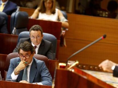 Tom&aacute;s G&oacute;mez e Ignacio Gonz&aacute;lez, a la izquierda, en la segunda jornada del Debate del estado de la regi&oacute;n.