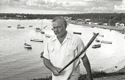 Ernest Hemingway, paseando por la bahía de Cojímar en 1952.