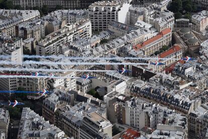 Vista aerea de París con la patrulla acrobática francesa sobrevolando la ciudad.