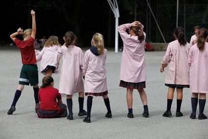 Alumnas del colegio La Vall, en Sabadell (Barcelona).