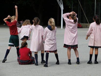 Alumnas del colegio La Vall, en Sabadell (Barcelona).