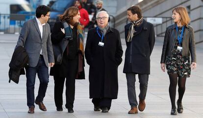 De izquierda a derecha, el diputado Gerardo Pisarello, junto a la alcaldesa Ada Colau, el ministrable Manuel Castells; y los diputados Jaume Asens y l Jéssica Albiach.