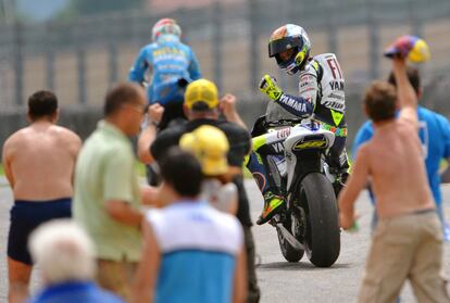 El piloto italiano celebra su victoria entre los aficionados despus de ganar el Gran Premio de Italia celebrado en el circuito de Mugello, en junio de 2008.