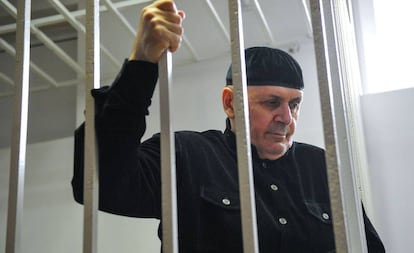 Titiyev, jefe de Memorial en Chechenia, durante la lectura del veredicto en un tribunal de Shali este lunes.