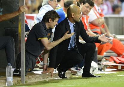 Tito Vilanova y Guardiola conversan en el banquillo durante la final de la Copa del Rey.