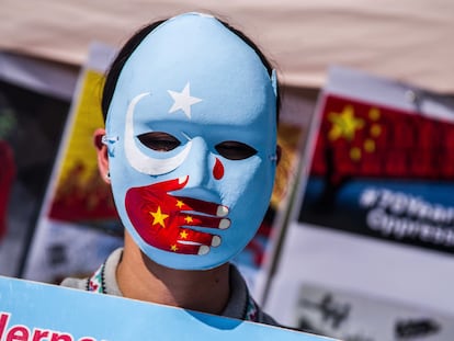 Un hombre con una máscara con la bandera uigur, en una protesta el 1 de septiembre en Alemania contra los crímenes en Xinjiang.