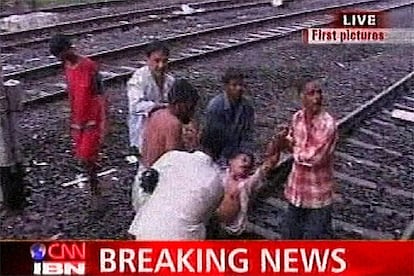 El número de víctimas puede seguir aumentando ya que las explosiones se han producido en hora punta. La policía ha confirmado que se trata de un ataque terrorista y las autoridades han declarado la alerta en la capital del país, Nueva Delhi, y en Bombay. En la foto, varios pasajeros rescatan a un herido en uno de los ataques.