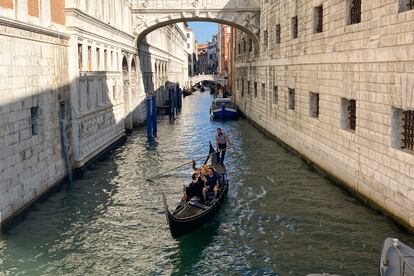 Una pareja disfruta de un viaje en góndola por un canal de Venecia, Italia, el lunes 11 de septiembre.