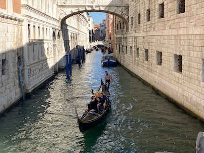 Una pareja disfruta de un viaje en góndola por un canal de Venecia, Italia, el lunes 11 de septiembre.