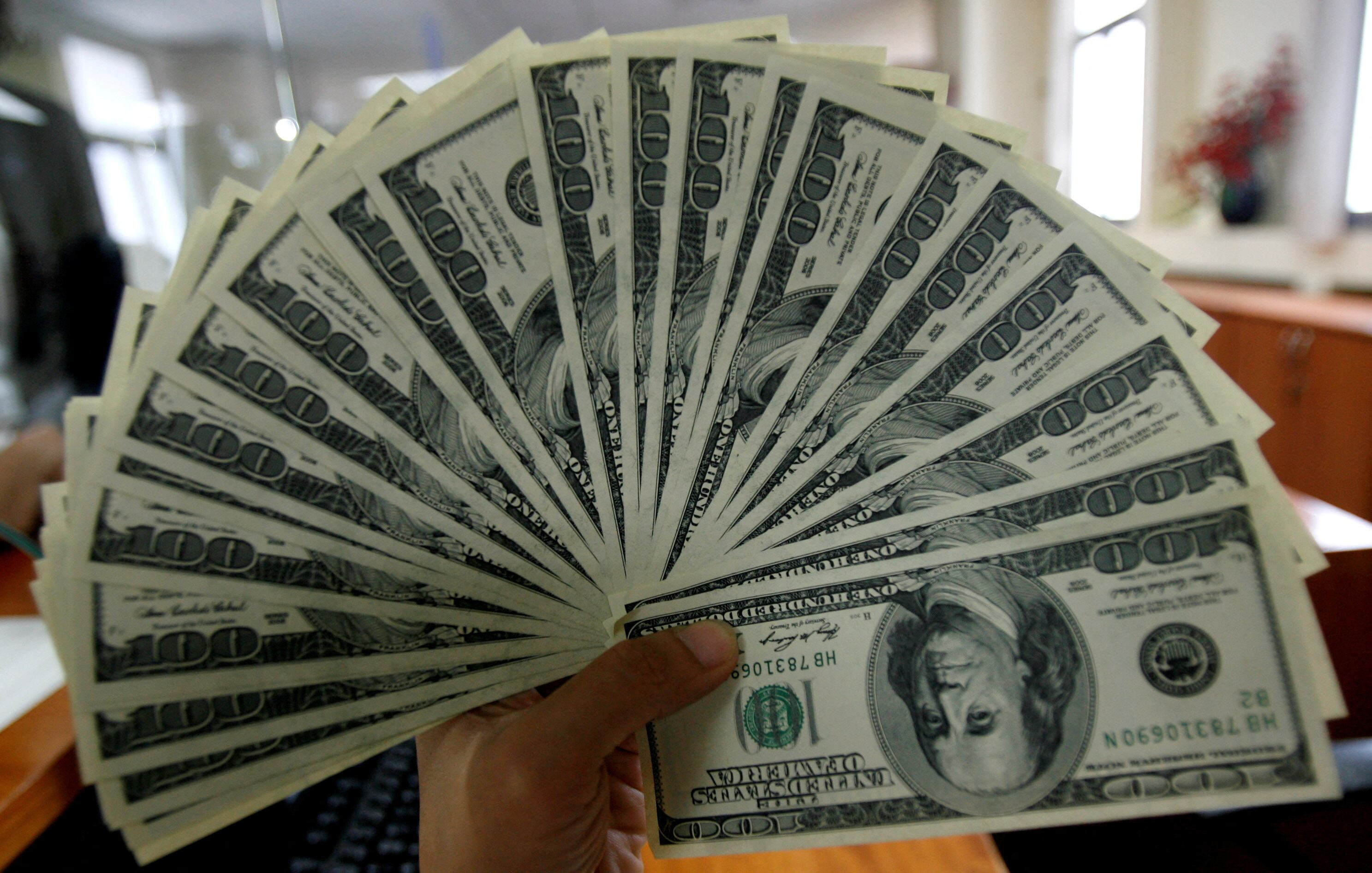 Billetes de dólar en un banco de Hanoi (Vietnam).