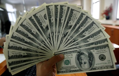Billetes de 100 dólares en una sucursal de Vietnam International Bank en Hanói (Vietnam).