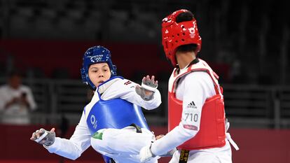 La mexicana Briseida Acosta (i) frente a la francesa Althea Laurin, este martes durante su combate.