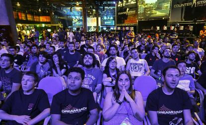 Es como ir al cine. Desde una gigantesca pantalla, los aficionados siguen el torneo que disputan los equipos en la sala Expo del festival. Partidas intensas y mucha expectación.