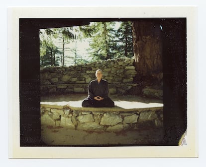 Cohen en Mt. Baldy, California, 1995. Fotógrafo desconocido. 
Instant print (Fuji FP-100C). © Leonard Cohen Family Trust

