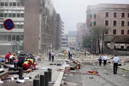 Los equipos de emergencia atienden a los heridos tras la explosión de una bomba cerca de varios edificios gubernamentales, ayer en el centro de Oslo.