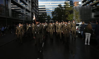 Este acto central del Día de la Fiesta Nacional ha reunido a una amplia representación de las autoridades del Estado y partidos políticos. En la imagen, miembros del Ejército de Tierra toman posiciones antes del evento.