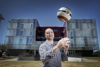 Carles Folguera, licenciado en Pedagogía, en el exterior de la Ciudad Deportiva. En su día fue el mejor portero del mundo de hockey patines.