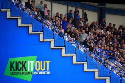 Grada de Stamford Bridge con una leyenda contra <QA0>
el racismo