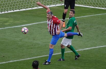 Roberto, ex jugador, pugna por un balón. 