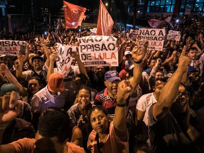 Apoiadores de Lula se concentram em São Bernardo do Campo, nesta quinta.