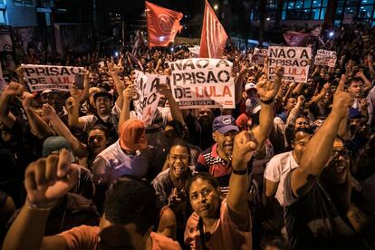 Apoiadores de Lula se concentram em São Bernardo do Campo, nesta quinta.