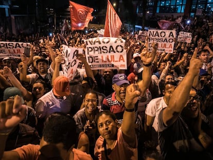 Apoiadores de Lula se concentram em São Bernardo do Campo, nesta quinta.