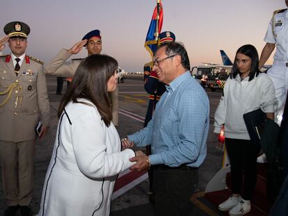 El presidente de Colombia, Gustavo Petro, recibido por una delegación egipcia en la ciudad de Sharm el Sheij, este domingo.