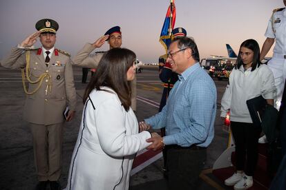 El presidente de Colombia, Gustavo Petro, recibido por una delegación egipcia en la ciudad de Sharm el Sheij, este domingo.
