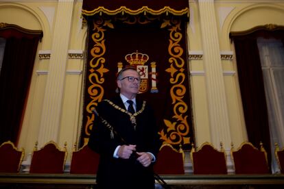 Eduardo de Castro, en su toma posesión en el salón dorado del Ayuntamiento de Melilla como presidente de la Ciudad Autónoma.