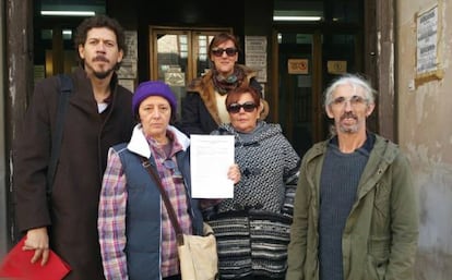 Miembros de Ciudadanos de Ambite en la puerta de los juzgados de Alcalá de Henares el día que interpusieron la denuncia.