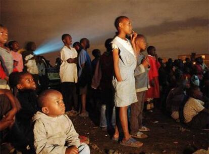Los niños de uno de los barrios más pobres de Kenia ven un programa de Slum Tv.