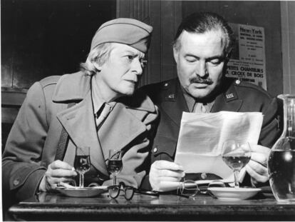 Janet Flanner y Ernest Hemingway en el Caf&eacute; des Deux Magots.
