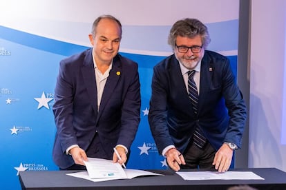 El secretario general de Junts, Jordi Turull, con el portavoz de Demòcrates, Antoni Castellà, en Bruselas (Bélgica), el 22 de octubre.