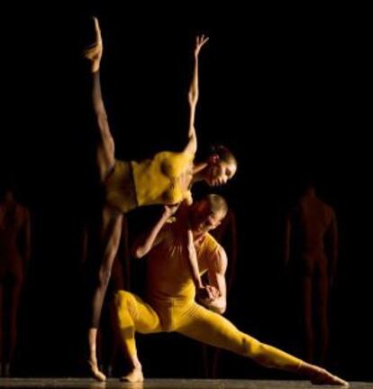 Bailarines de la CDN ensayan la coreografía <i>Artifacts II</i>, de William Forsythe.