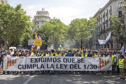 Manifestación de taxistas por el centro de Barcelona en la primera jornada del paro de 48 horas.