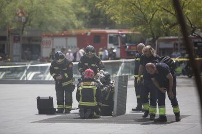 Bombers a l'estació de metro Universitat.
