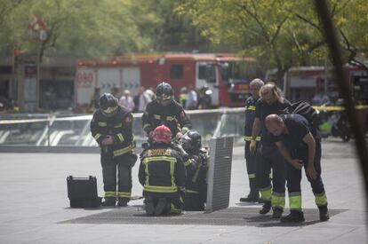 Bombers a l&#039;estaci&oacute; de metro Universitat.