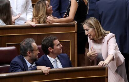 Juan Carlos Girauta, Albert Rivera y Ana Pastor charlan en el Congreso poco despues de ser elegida ella Presidenta.