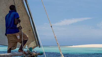 Un marinero navega por el oc&eacute;ano &iacute;ndico, en aguas de Tanzania. 
