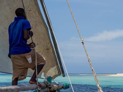 Un marinero navega por el oc&eacute;ano &iacute;ndico, en aguas de Tanzania. 