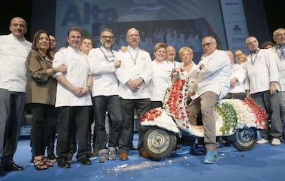 San Sebastián Gastronomika ha abierto esta mañana su sección principal, la dedicada a la alta gastronomía. La cita, que este año celebra su 16 edición con Italia como país invitado, cuenta con la participación de los principales cocineros nacionales e internacionales. En la imagen, Martin Berasategui y Pedro Subijana comparten escenario, entre otros, con Massimo Bottura, uno de los máximos exponentes de la alta cocina italiana.