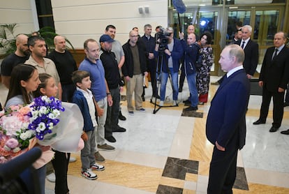 El presidente ruso, Vladímir Putin, con los ciudadanos rusos liberados en el canje con Occidente, en el aeropuerto internacional de Vnukovo en Moscú, el 1 de agosto.
